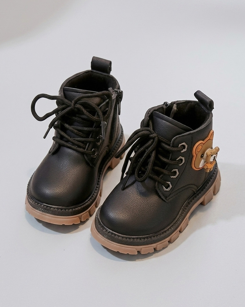 Bota de invierno de diseño moderno con dibujo lateral de osito en España
