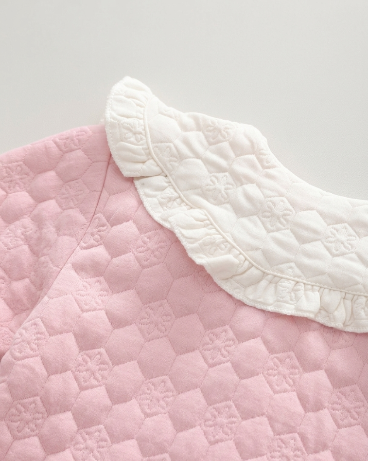 Conjunto niña 3 piezas rosa: suéter, camiseta arcoíris y pantalón vaquero con flores crochet en España