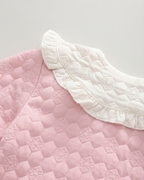 Conjunto niña 3 piezas rosa: suéter, camiseta arcoíris y pantalón vaquero con flores crochet en España