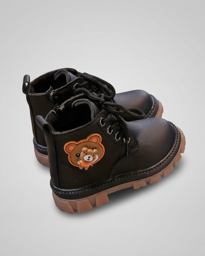 Bota de invierno de diseño moderno con dibujo lateral de osito en España
