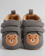 Zapatos bebé recién nacido de tela bordada con osito y cierre de velcro – calzado suave para bebés en España