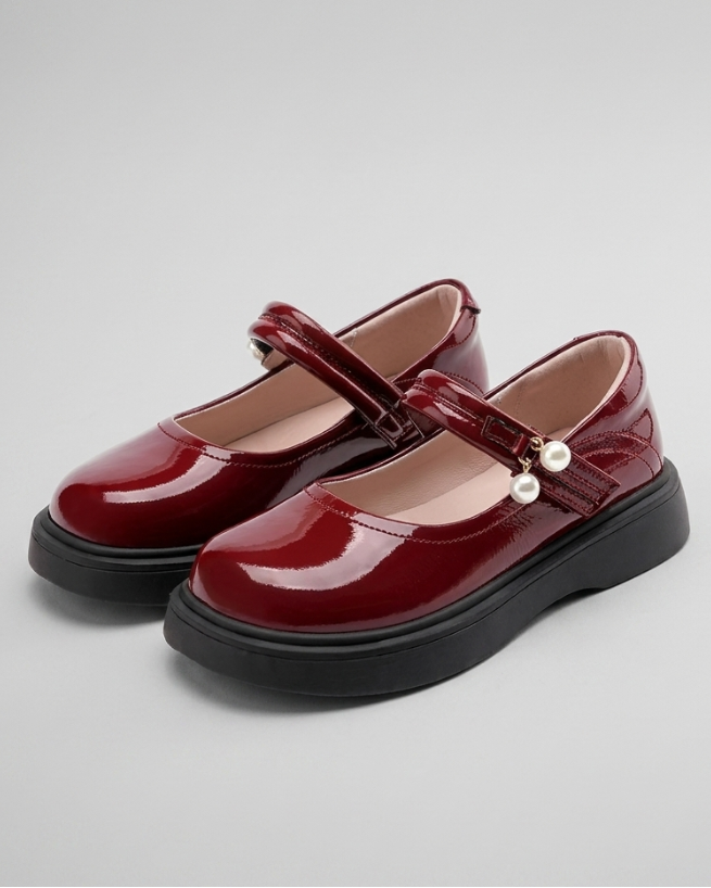 Zapato moderno y elegante para niña con diseño clásico en España