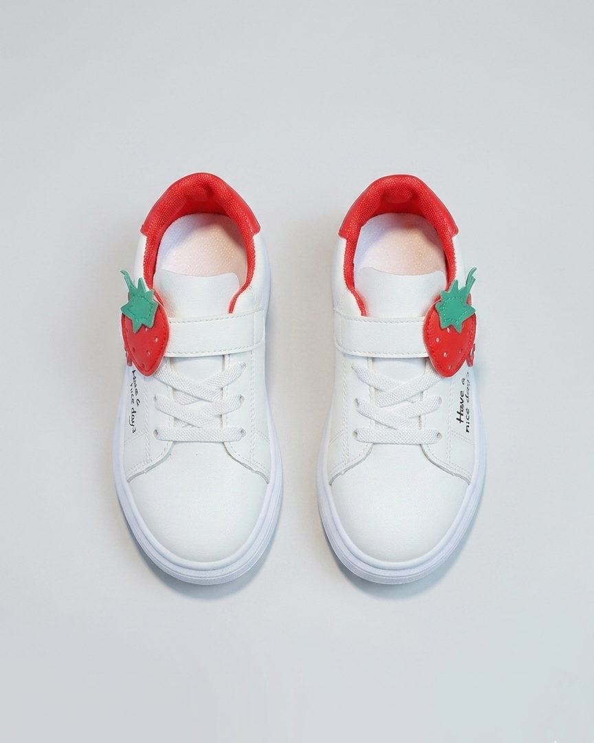 Zapato con diseño de fresa para niños en España