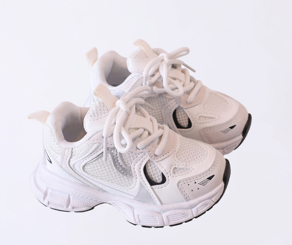Zapatillas deportivas para niños con diseño moderno en España