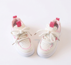 Zapato deportivo con combinación de colores rosa y blanco, de diseño moderno para niñas en España