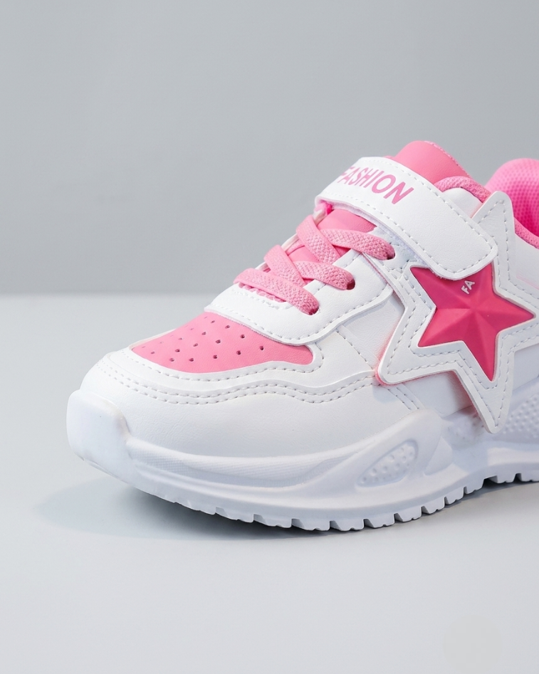 Zapatillas deportivas modernas con diseño de estrella rosa en relieve en España