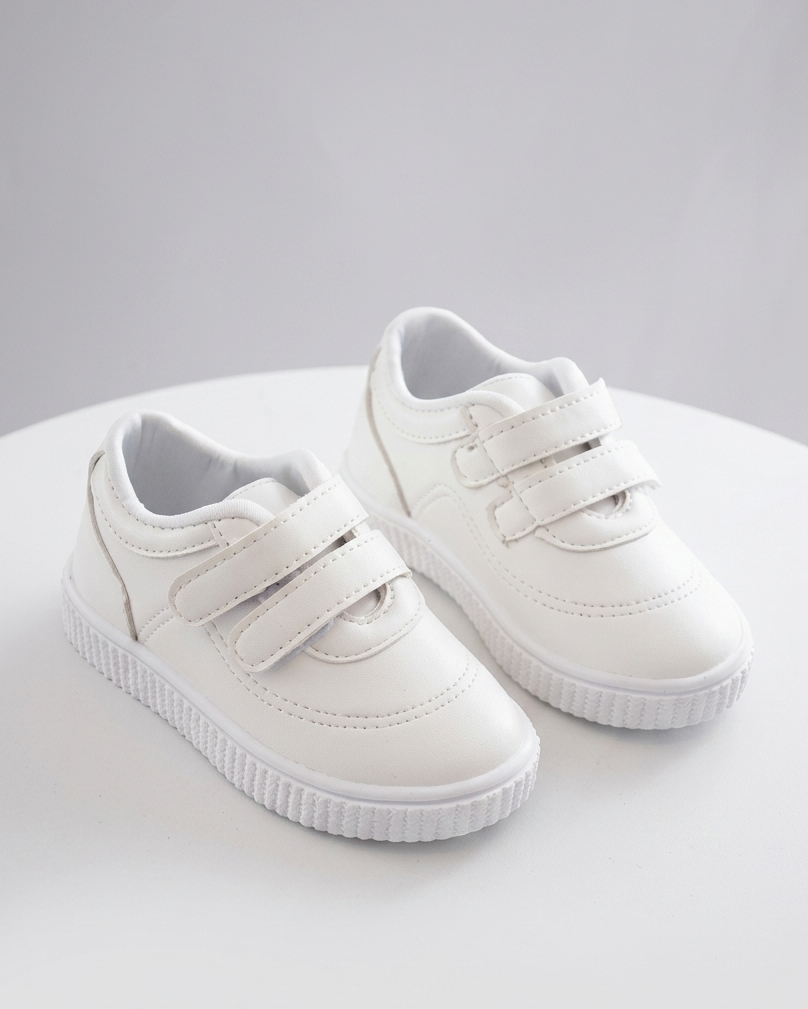 Zapato blanco de diseño moderno y ligero en España