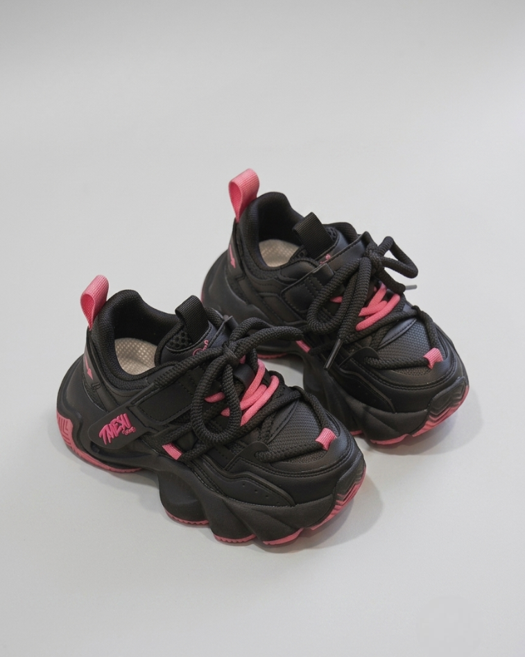 Zapatillas deportivas negras con detalles rosas, modernas para niñas en España