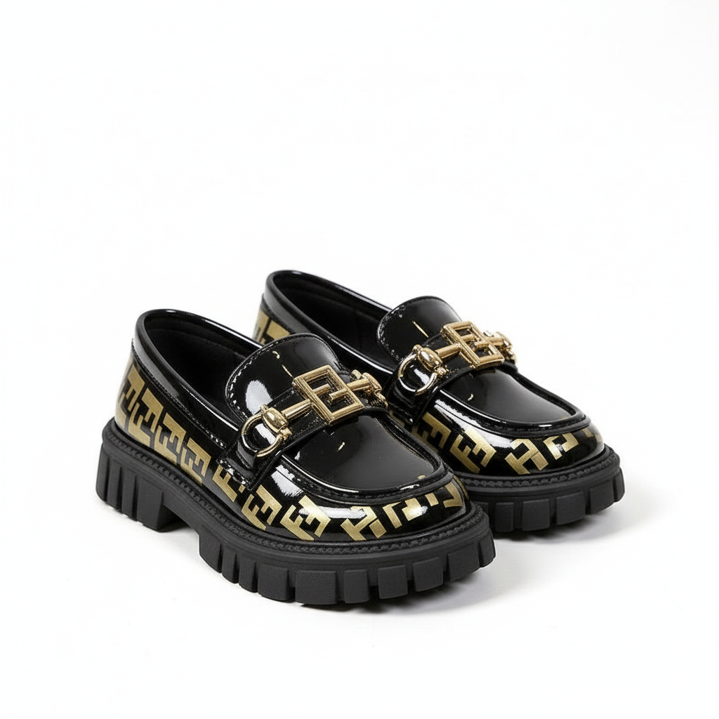 Zapato tipo loafer con diseño moderno y detalle dorado elegante en España