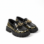 Zapato tipo loafer con diseño moderno y detalle dorado elegante en España