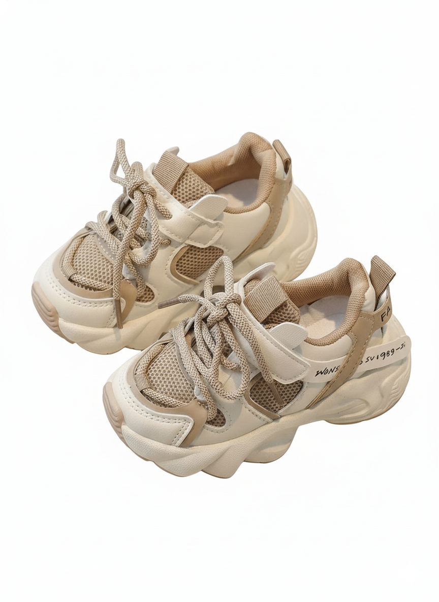Zapatilla deportiva ligera y transpirable con cordones y diseño moderno para niños detalle cordones