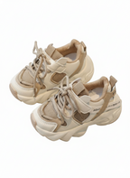 Zapatilla deportiva ligera y transpirable con cordones y diseño moderno para niños detalle cordones