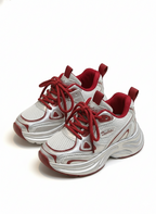 detalle zapatillas deportivas infantiles con diseño moderno