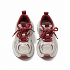 detalle zapatillas deportivas infantiles con diseño moderno