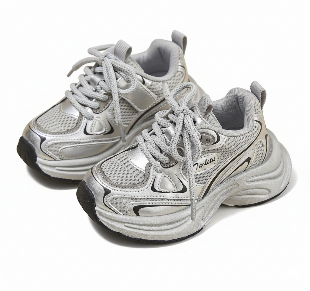 detalle zapatillas deportivas infantiles con diseño moderno