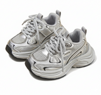 detalle zapatillas deportivas infantiles con diseño moderno