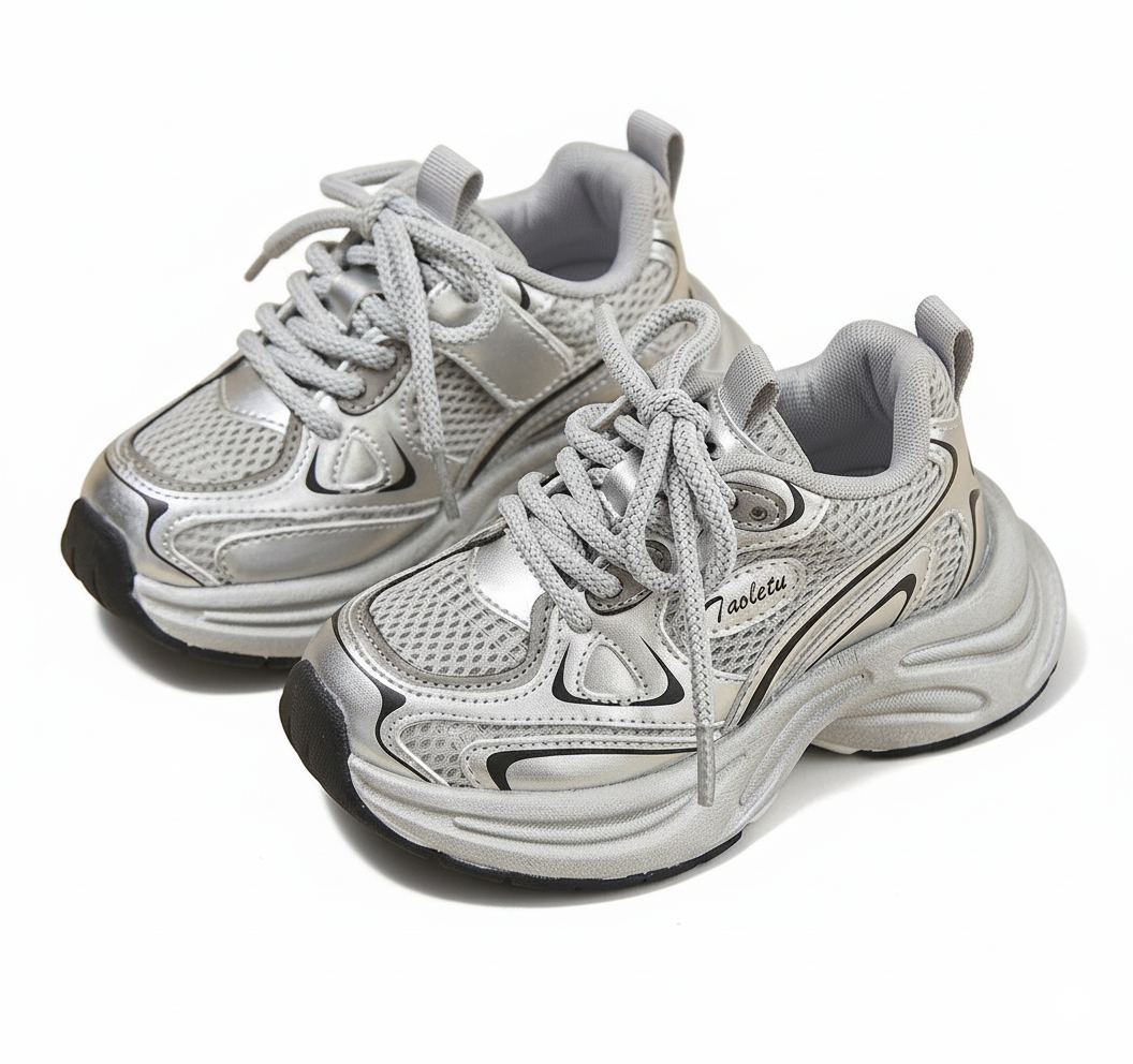 detalle zapatillas deportivas infantiles con diseño moderno