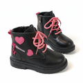 vista lateral botas de invierno para niña con diseño de corazones