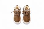 detalle zapatos de invierno cálidos para niños