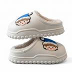 detalle zapatillas infantiles con forro cálido y diseño de dibujos animados