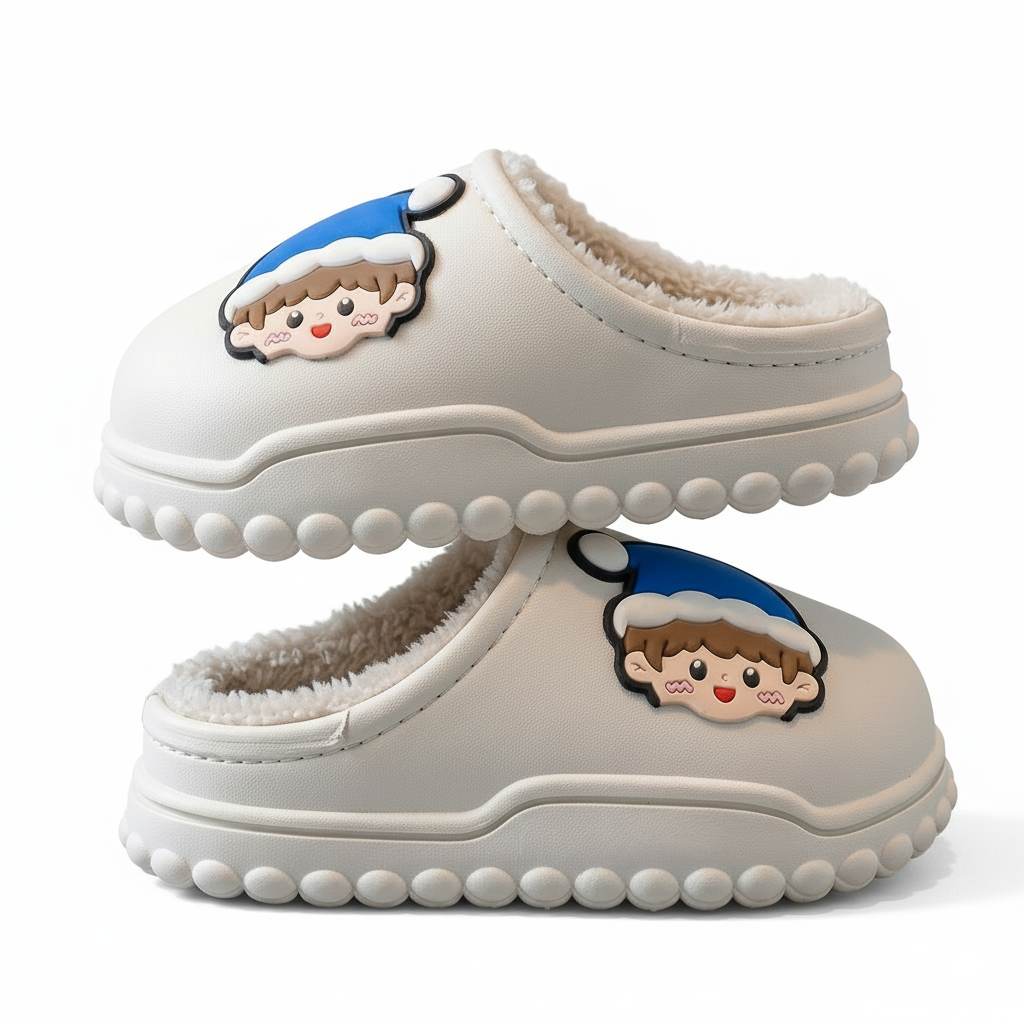 detalle zapatillas infantiles con forro cálido y diseño de dibujos animados
