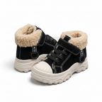 Zapatos cálidos forrados de piel con un diseño moderno vista lateral