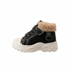 Zapatos cálidos forrados de piel con un diseño moderno vista lateral