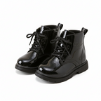 Botas de invierno con diseño de charol estilo moderno y un toque clásico y elegante vista completa