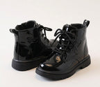Botas de invierno con diseño de charol estilo moderno y un toque clásico y elegante vista lateral