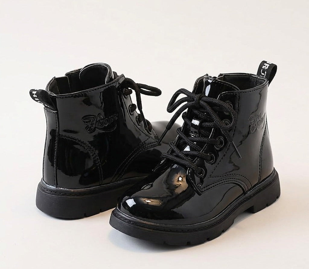 Botas de invierno con diseño de charol estilo moderno y un toque clásico y elegante vista lateral