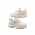 Zapatillas deportivas blancas con diseño moderno en España