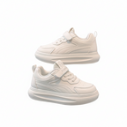 Zapatillas deportivas blancas con diseño moderno en España