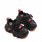 Zapatillas deportivas negras con detalles rosas, modernas para niñas en España