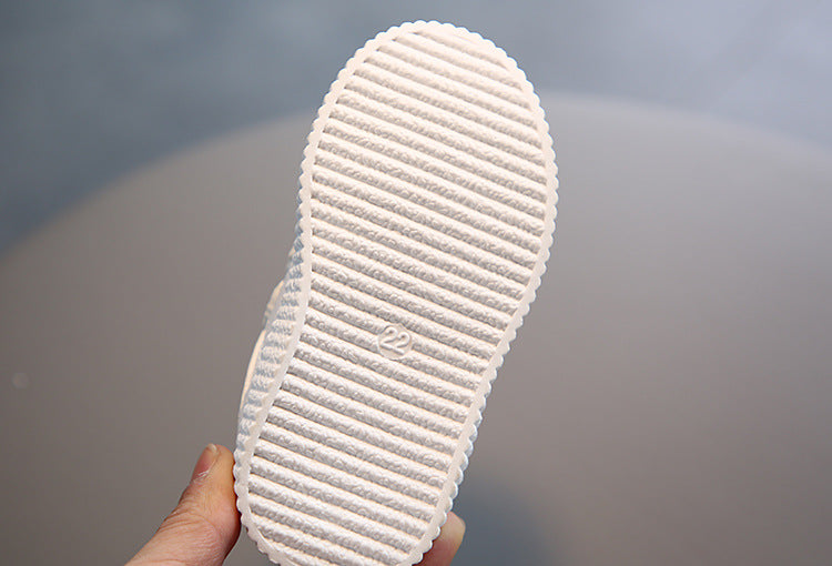 Zapato blanco de diseño moderno y ligero en España