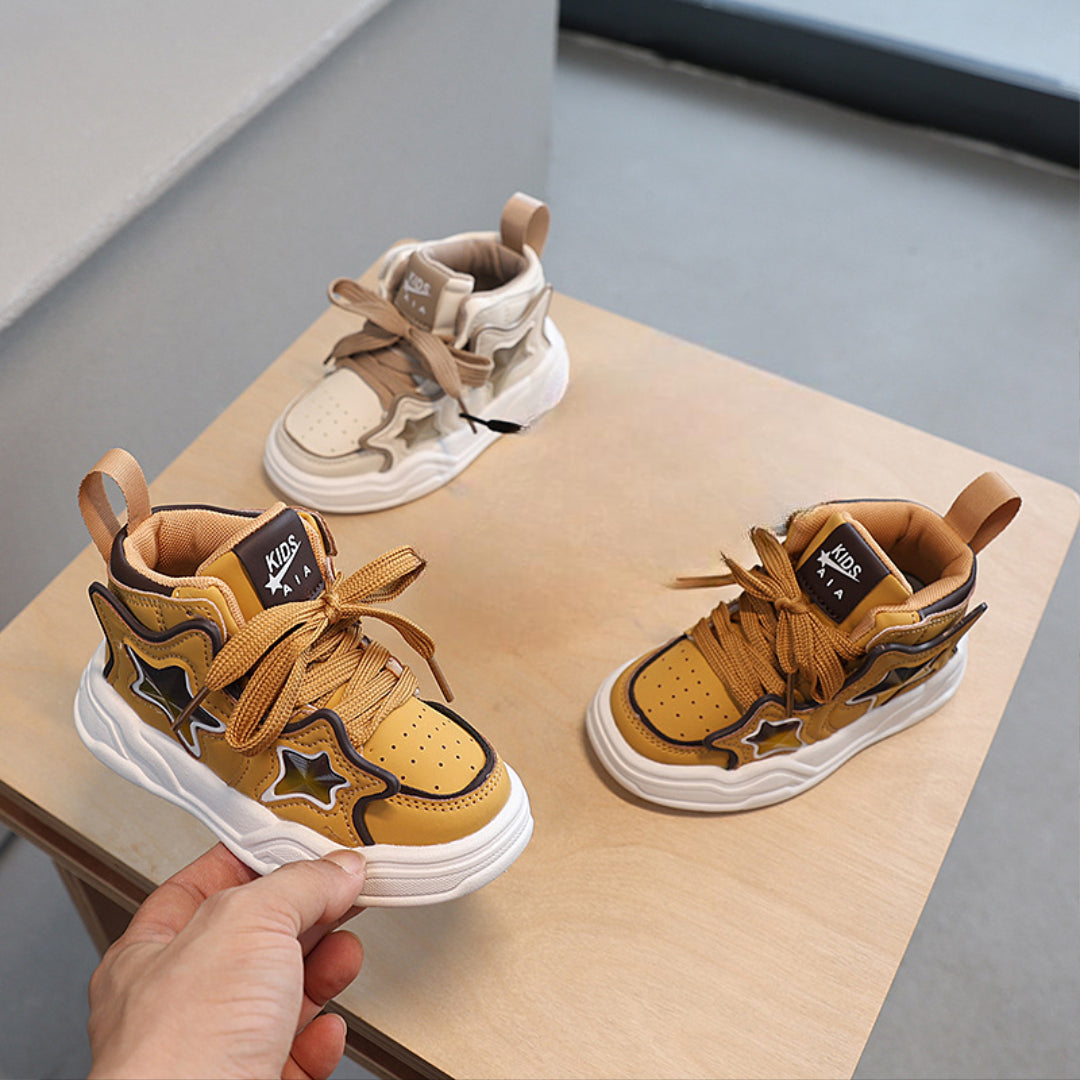 Zapatillas deportivas para niños con diseño moderno