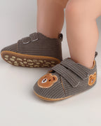 Zapatos bebé recién nacido de tela bordada con osito y cierre de velcro – calzado suave para bebés en España