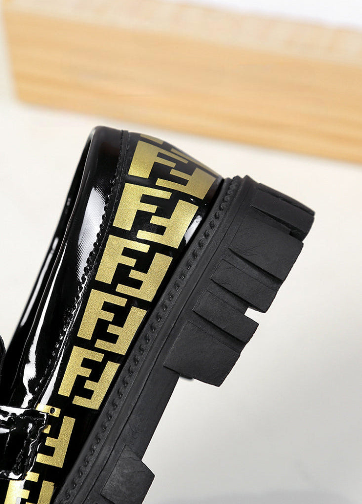 Zapato tipo loafer con diseño moderno y detalle dorado elegante en España
