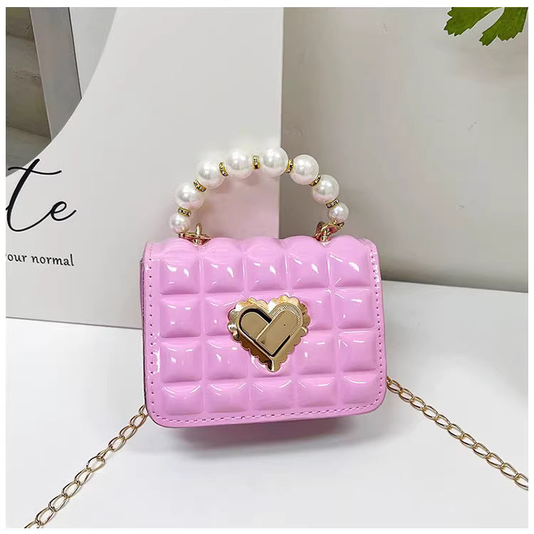 Bolso pequeño de perlas con cierre dorado en forma de corazón y diseño moderno para niñas