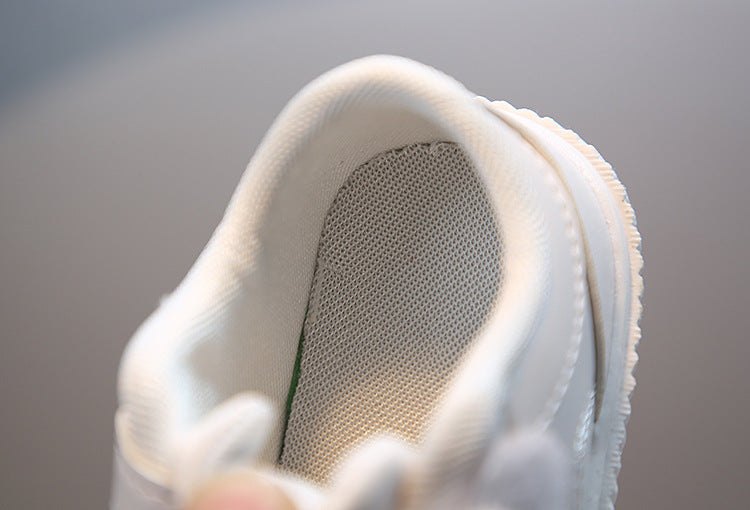 Zapato blanco de diseño moderno y ligero en España