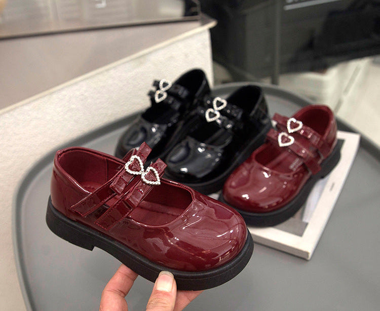 Zapato clásico elegante con diseño brillante