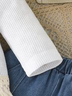 Conjunto de Blusa Acanalada Blanca y Vaqueros Clásicos