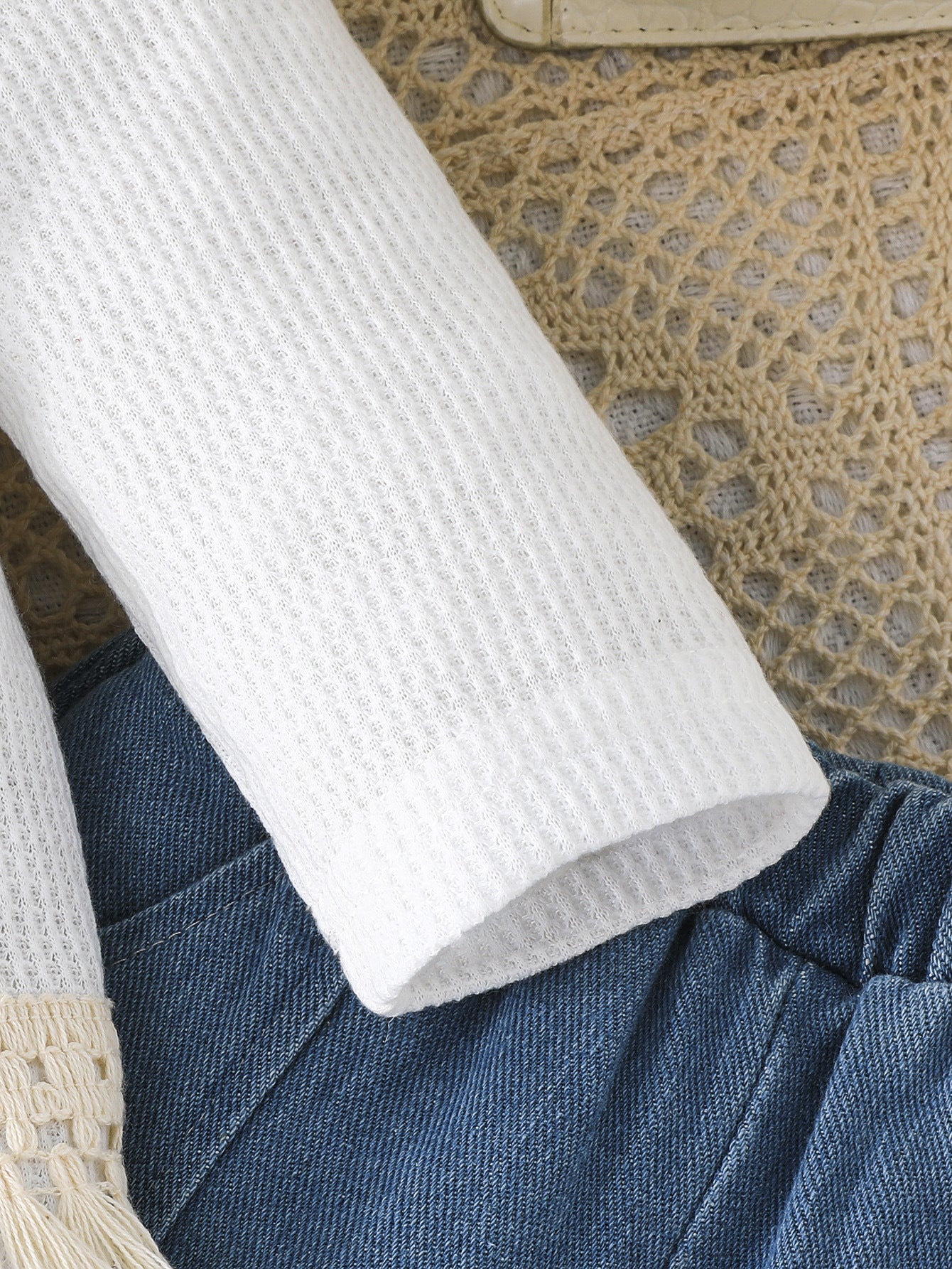 Conjunto de Blusa Acanalada Blanca y Vaqueros Clásicos