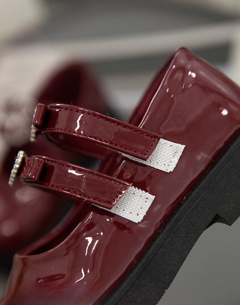 Zapato clásico elegante con diseño brillante en España