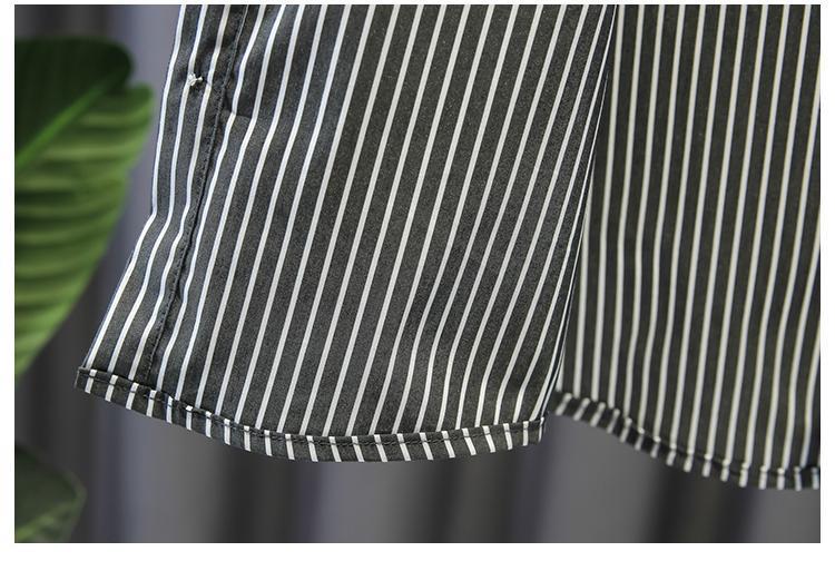 Conjunto niño 3 piezas: chaqueta negra, camiseta de rayas y pantalón beige | ropa niño elegante en España