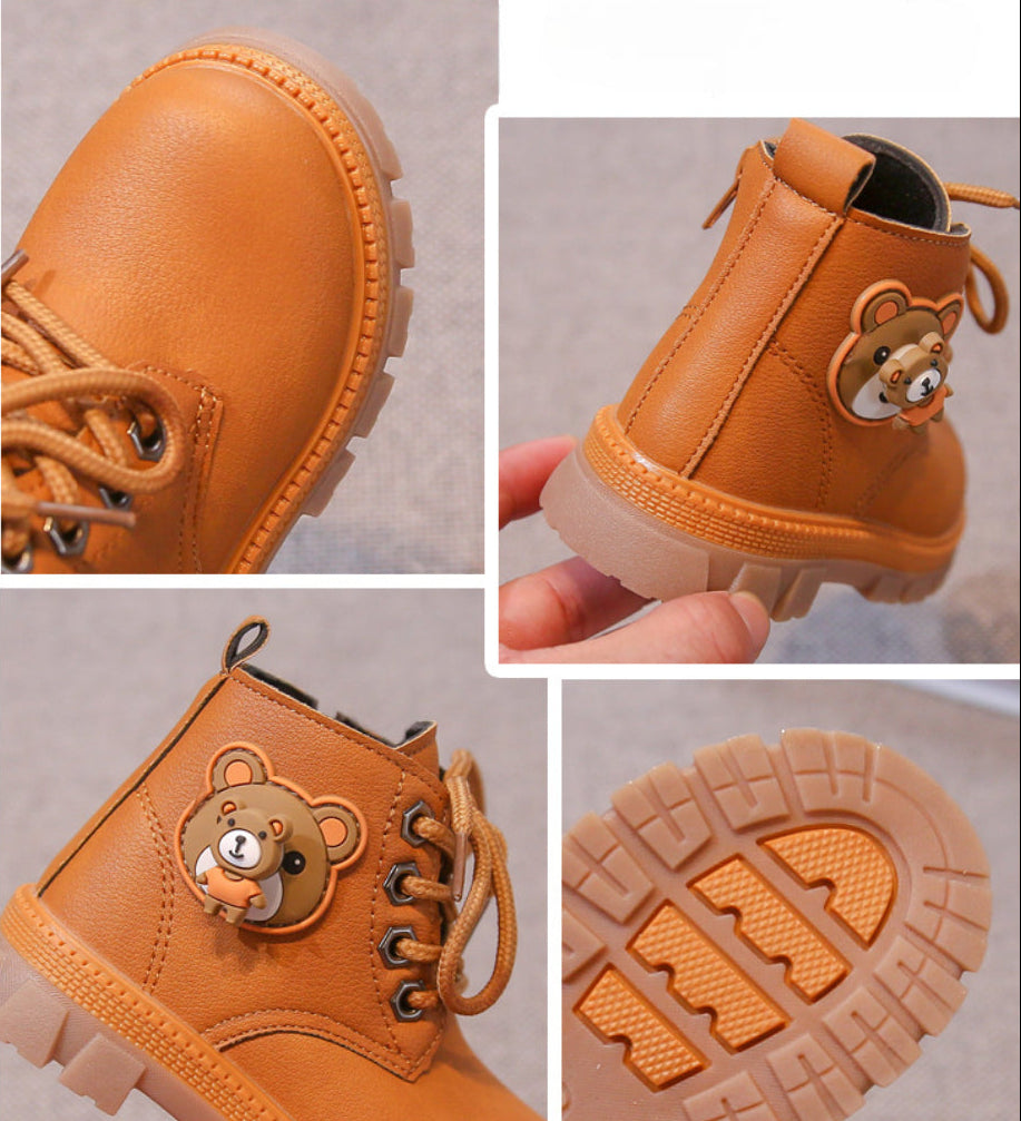 Bota de invierno de diseño moderno con dibujo lateral de osito en España