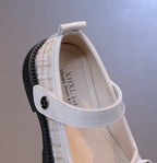 Zapato para niña con diseño brillante y lazada elegante en España