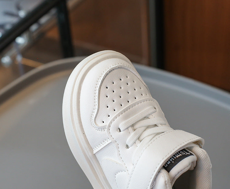 Zapato deportivo con diseño moderno en color blanco en España