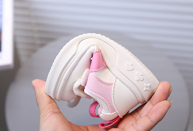 Zapato deportivo con combinación de colores rosa y blanco, de diseño moderno para niñas en España