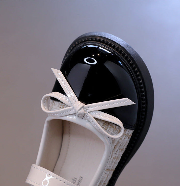 Zapato para niña con diseño brillante y lazada elegante en España