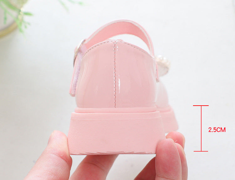 Zapato para niña con diseño de moño adornado con perlas en España